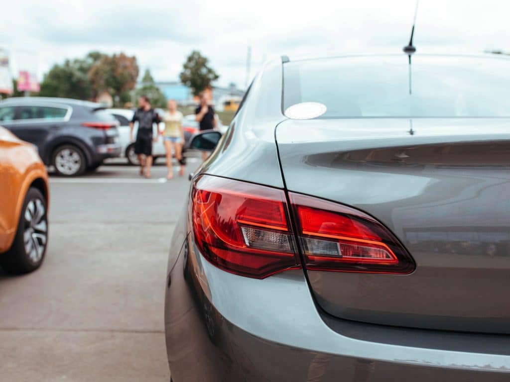 Autos, im Hintergrund potentielle Käufer