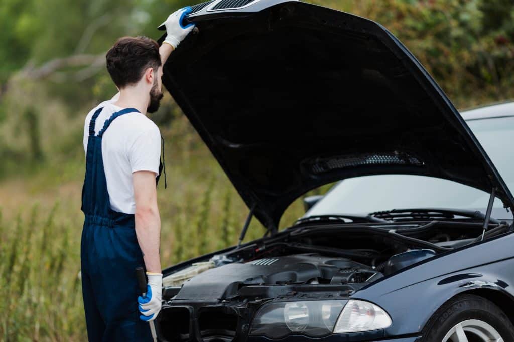 Pannenhelfer bei offener Motorhaube