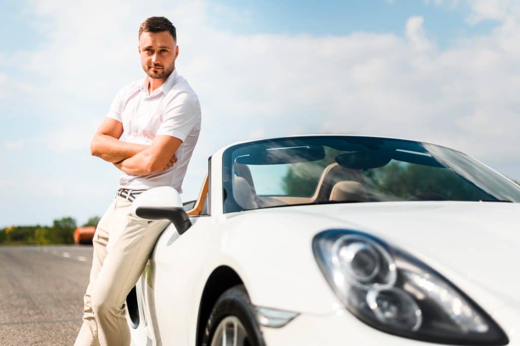 Mann mit Cabrio