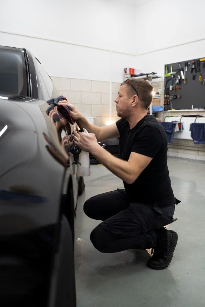 Mann poliert Auto
